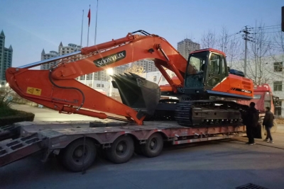 煙臺松宇組裝挖掘機(jī)裝車發(fā)貨祝領(lǐng)導(dǎo)接車順利
